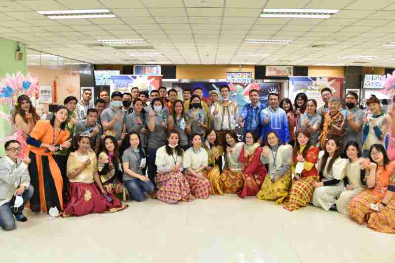 友達推動「安心、、、、創新、、、用心、、、、同心、、、盡心」五星職旅，，，，為菲籍員工打造全方位照護，，，首度贏得「人權實踐與發展領袖獎」殊榮