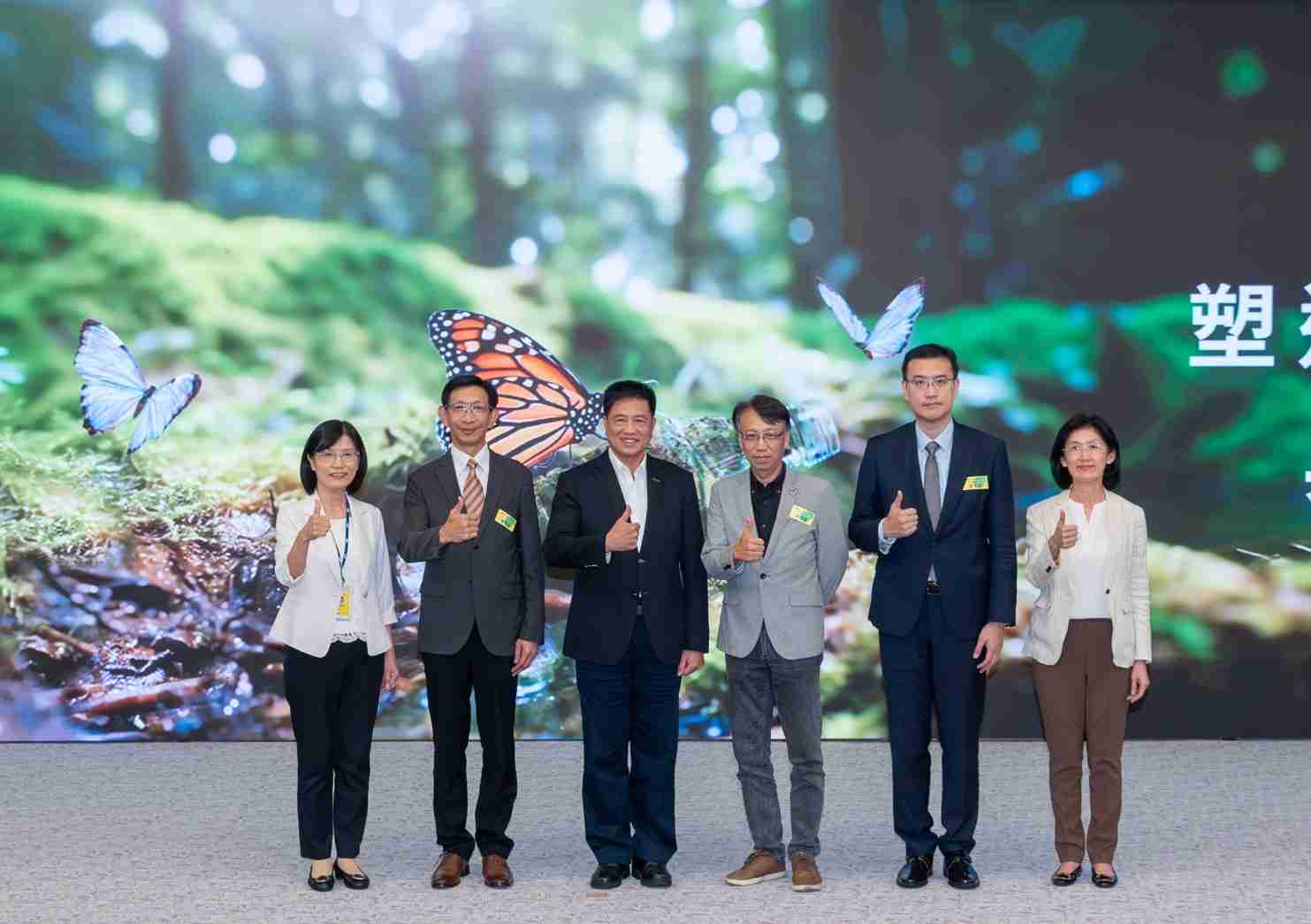 友達2023 CSR共榮大會，，，邀請領域專家分享交流生物多樣性管理趨勢、、、無塑產品、、海廢永續塑料等議題  （圖左到右：友達光電永續長古秀華、、、3M台灣技術長陳君杰、、、、友達光電董事長暨集團策略長彭双浪、、光寶科技企業永續發展處處長陳慶暉、、、、安永聯合會計師事務所執業會計師曾于哲、、友達光電供應鏈總部副總經理吳宜芳）