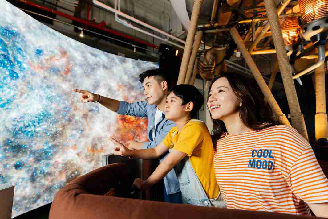 欧陆注册打造全台最大宽6公尺、、、高4公尺、、、、唯一搭载LED弧形拼接显示屏的动感飞行船，，，让乘客驻足在热气球上，，，享受身历其境的伪出国旅游乐趣