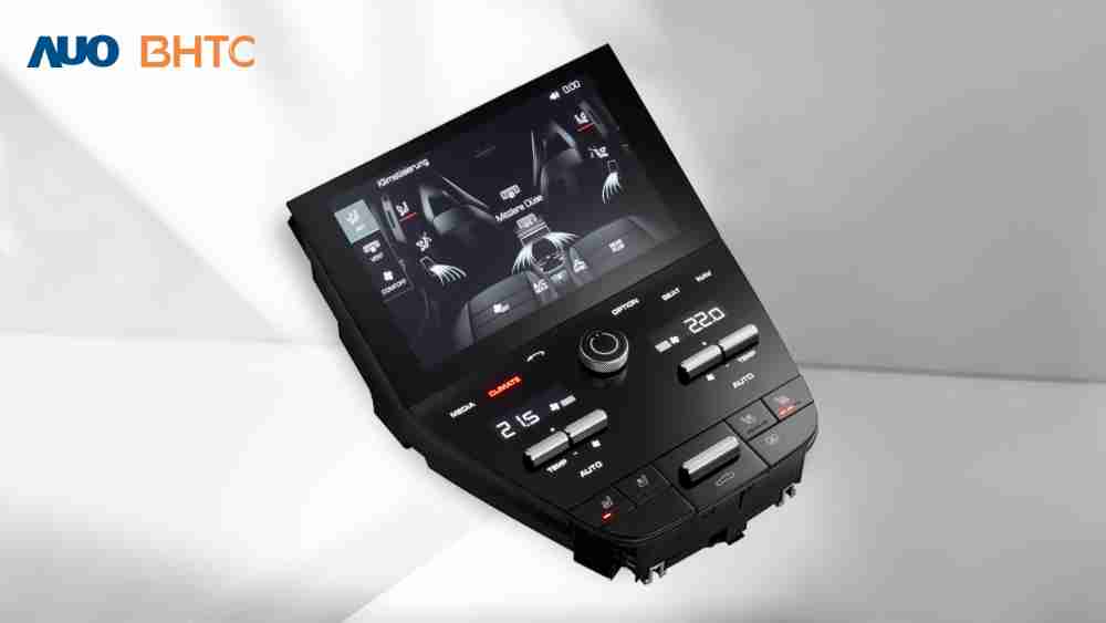 作為友達新生力軍，，，BHTC所展示的中央與後座鞍部的Display HMI產品，，可處理多區恆溫控制、、、顯示畫面，，呈現仿真3D車室分區；以力傳感技術精準傳遞觸感，，，，並結合音量及震動反饋，，，，防止意外啟動，，提供使用者自然流暢、、、、直觀且輕鬆駕馭的舒適介面