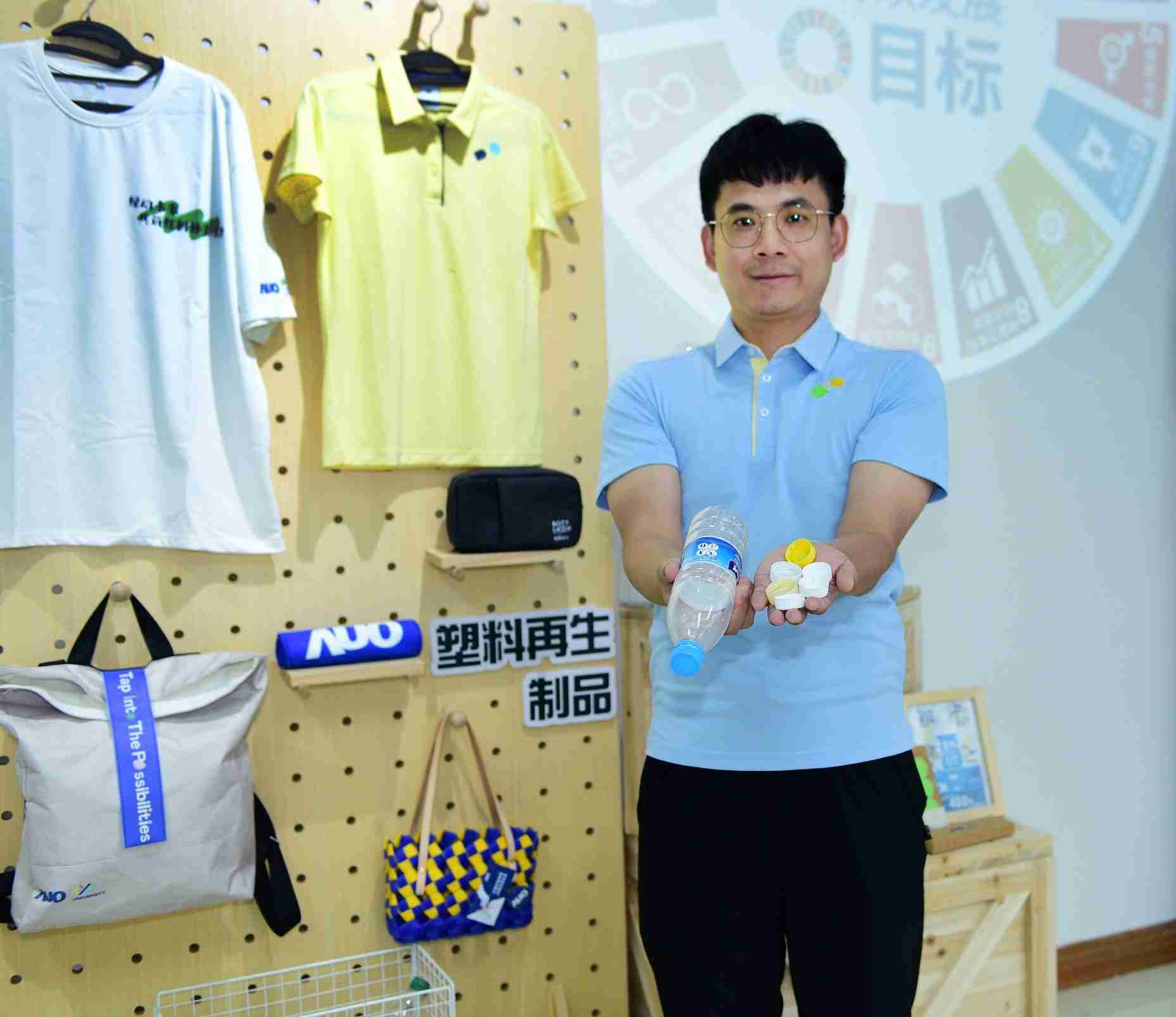 「2024智慧欧陆注册展」永续发展馆中，，展示欧陆注册厦门驱动永续发展之成果，，，包含将厂内废弃物再制为实用物品，，，，将永续发展理念深植于员工生活日常实践