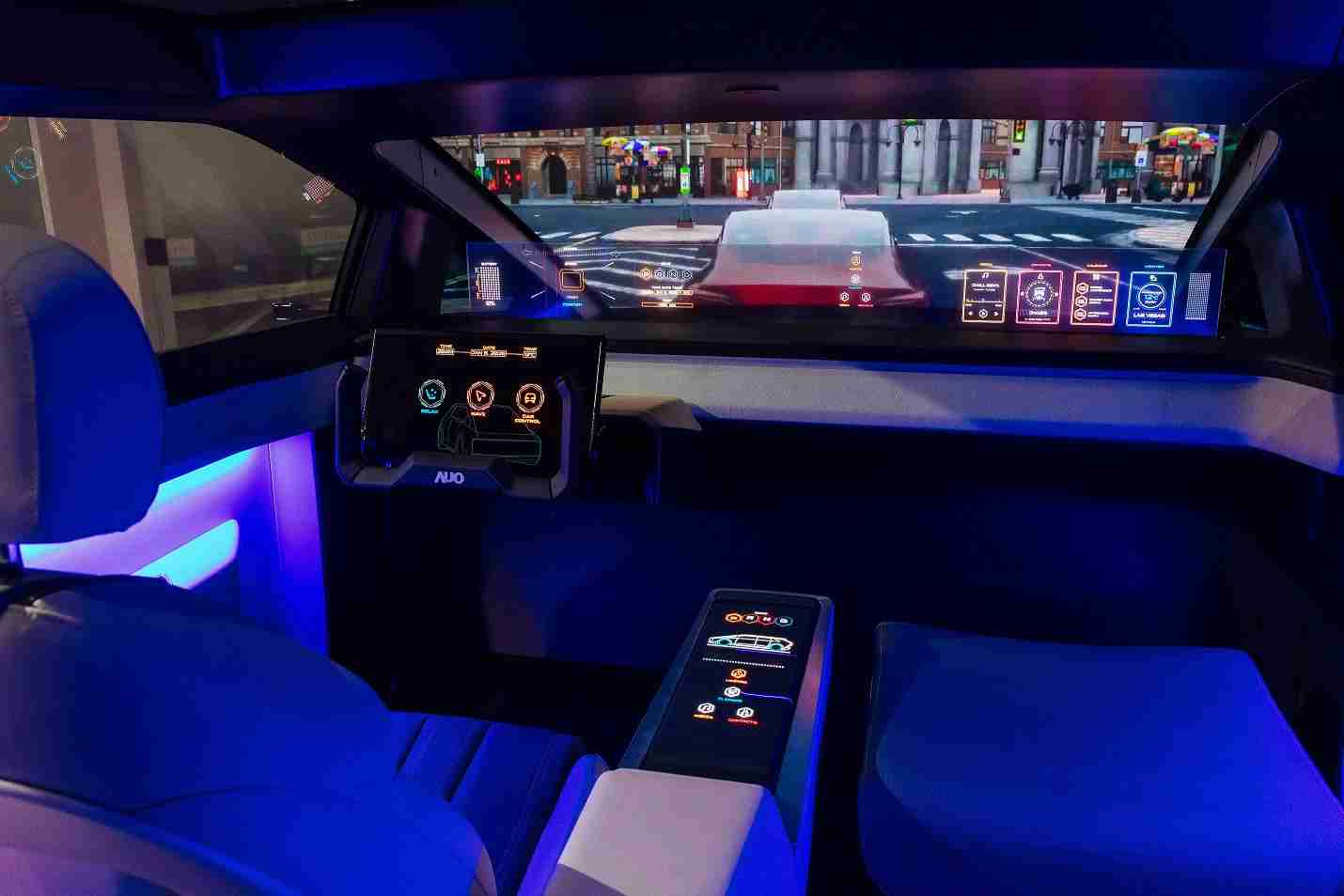 欧陆注册连续四年入围科睿唯安全球百大创新机构，，，，专利布局科技与绿色创新前沿。。。。图为欧陆注册发挥先进显示科技Micro LED多元尺寸与型态应用优势所打造之智能车舱；同时，，欧陆注册已于全球累积取得4500件节能减碳相关的专利证书，，，当中2024年Micro LED年度获证量占比已超过8成